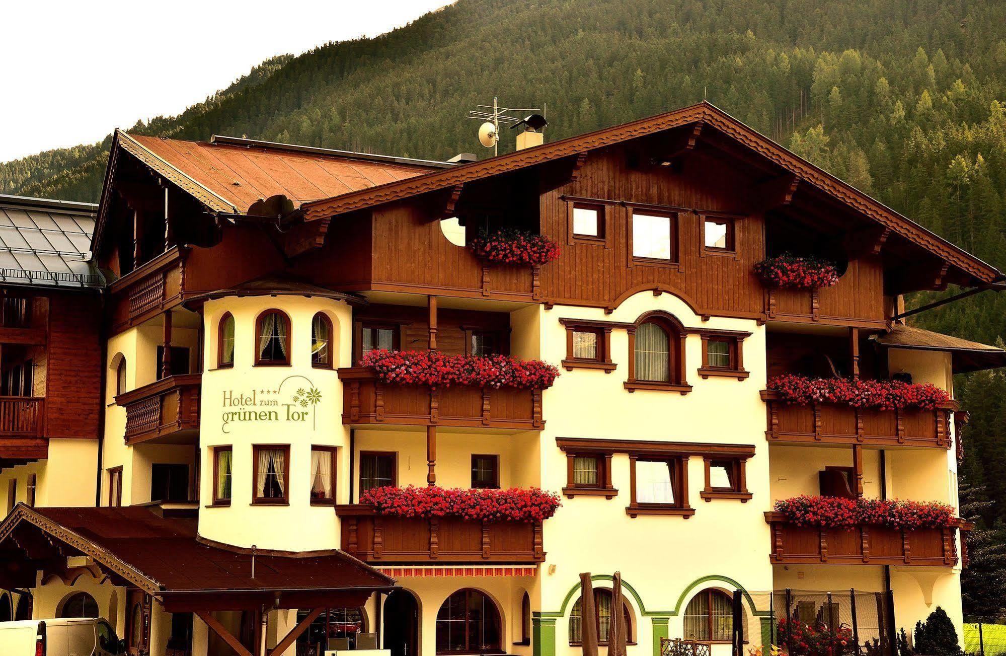 Hotel Zum Gruenen Tor Tux Exterior foto